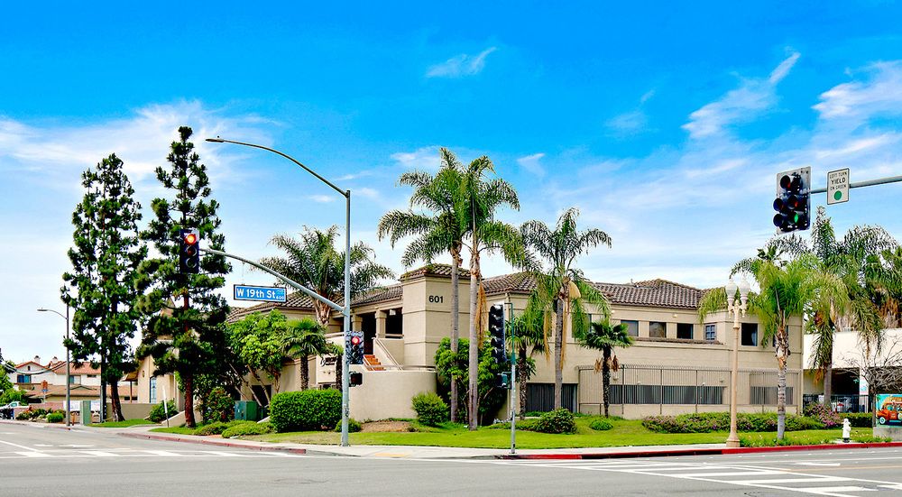 601 W 19th St, Costa Mesa, CA 92627
